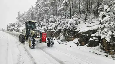 Adana’da Kar Seferberliği: Mahsur Kalanlar Çay İkramıyla Isındı!